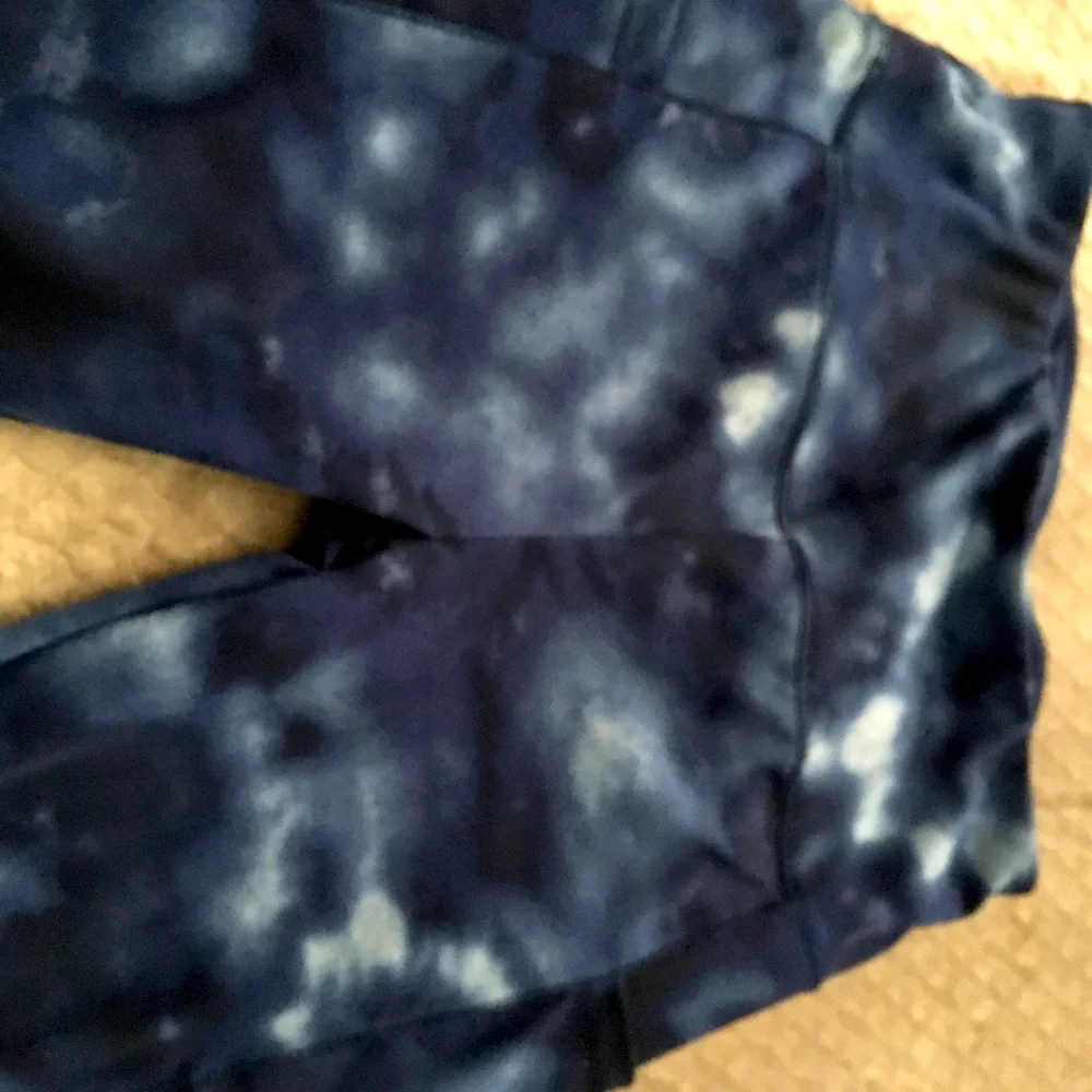 A pair or dark blue tie dye Sho Sho leggings size L with dual side pockets! - Picture 5 of 5